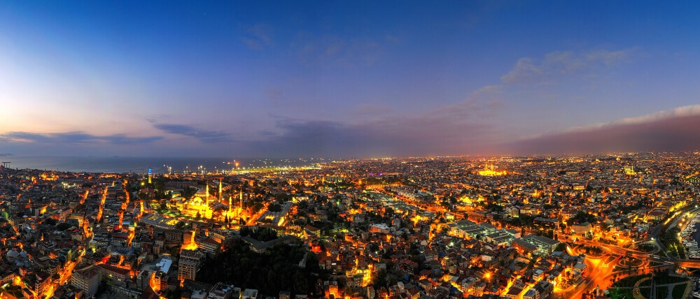 Panorama de la ciudad de Estambul en el crepúsculo en Turquía