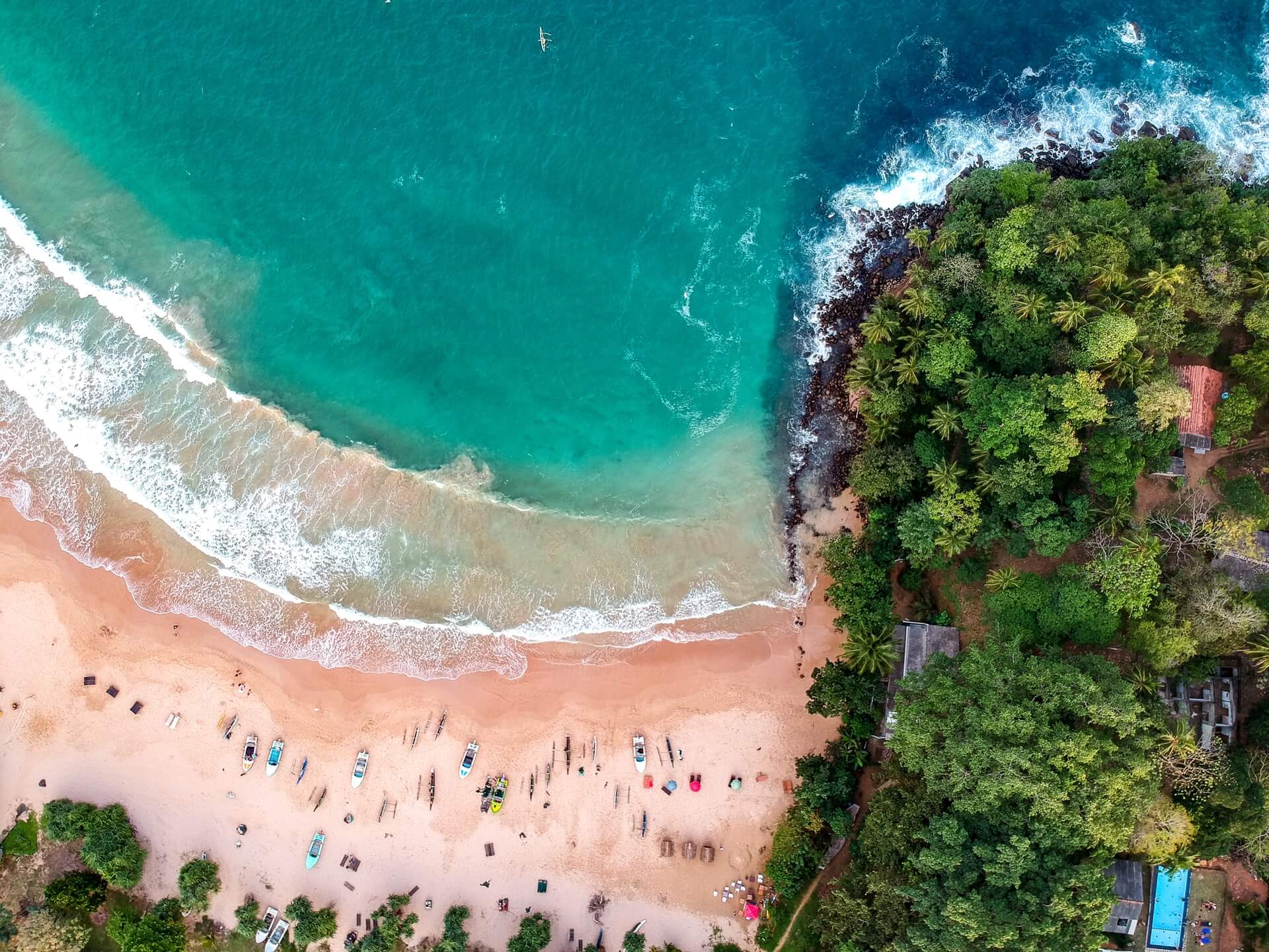 Sri Lanka vista aérea desde la playa con arena y palmeras