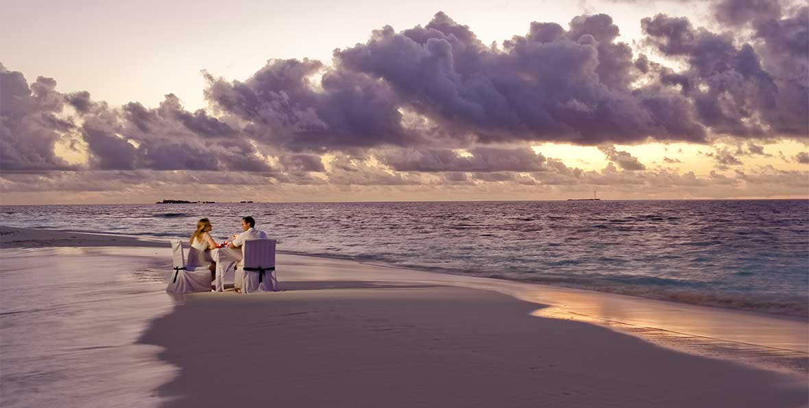 cena en la playa de maldivas al atardecer
