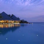 la piscina del Dusit Thani Maldives por la tarde