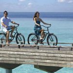 pareja de paseo en bici en Dusit Thani Maldives