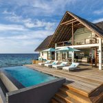 four season landa giravaru: water villa con piscina