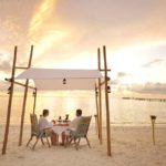 pareja al atardecer en Fun Island Resort & Spa