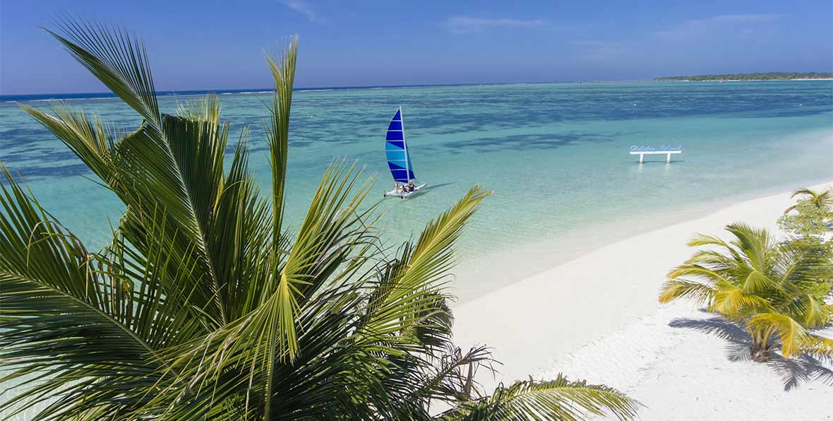 vista de la playa de Holiday Island Resort & Spa