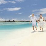 pareja en la playa de Paradise Island Resort Maldives