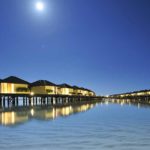 vista nocturna de las water villas de Paradise Island Resort & Spa