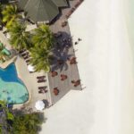 piscina y playa en Paradise Island Resort & Spa