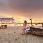 pareja al atardecer en Sun Island Resort