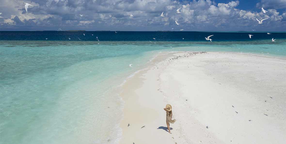 paseando en la arena en Sun Island Resort