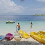 playa y kayaks en Sun Island Resort Maldivas