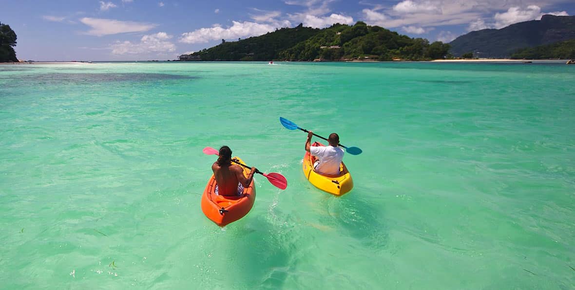 En kayak por las aguas cálidas de Seychelles