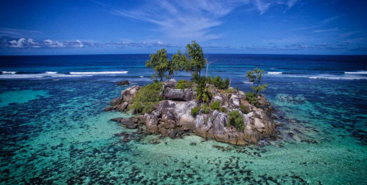 Islote deshabitado en las Islas Seychelles