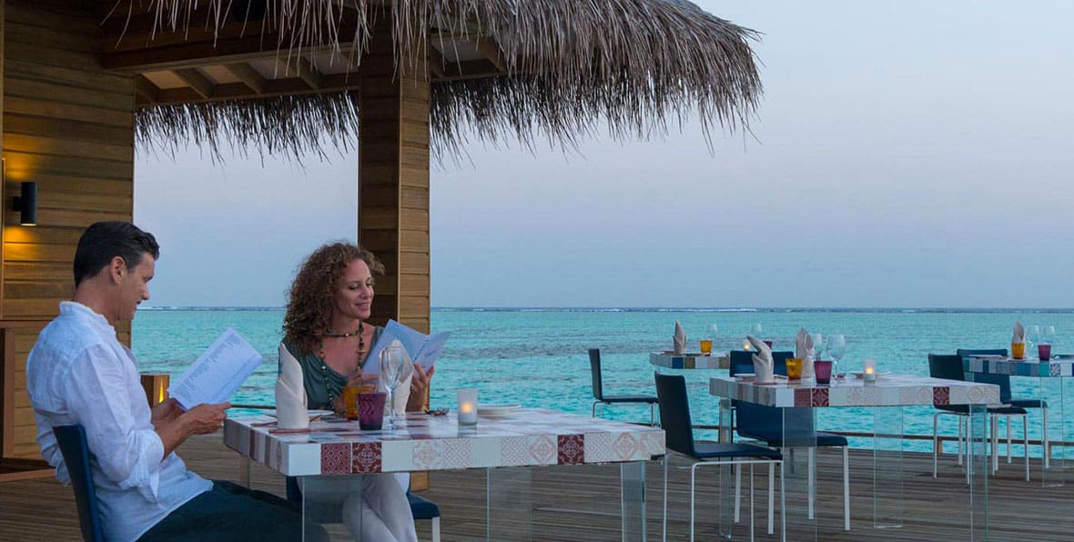 Cocoon Maldives LManta Restaurant: pareja comiendo en la terraza