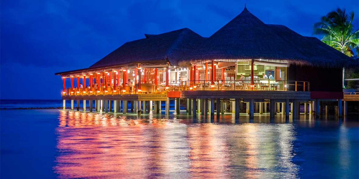 Finolhu KanuSan Restaurant: el restaurante se refleja en el agua