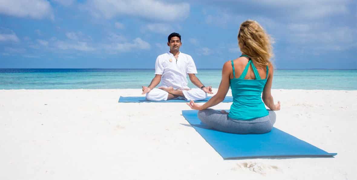Clase de yoga en Finolhu maldives