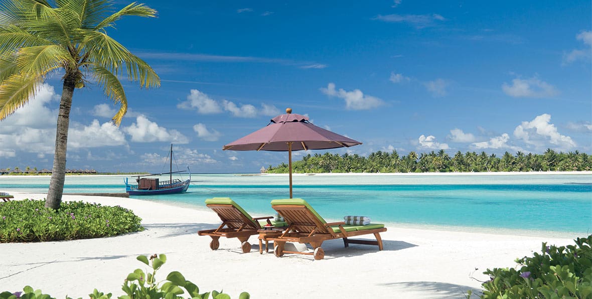 tumbonas en la playa de Naladhu Maldives