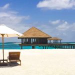 tumbonas y arrival jetty en Noku Maldives