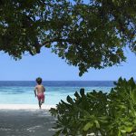 niño en la playa en Vakkaru Maldives