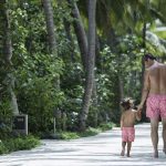 padre y hijo paseando por Vakkaru Maldives