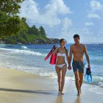 pareja en la playa de DobleTree Seychelles