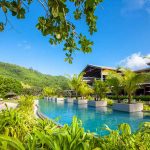 piscina y vegetación en Kempinski Seychelles