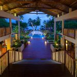 la hall del Kempinski Seychelles por la noche