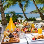 comida en la playa en Kempinski Seychelles