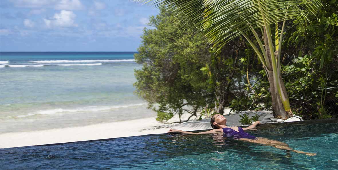 relax en la piscina en Shangri-La's Villingili