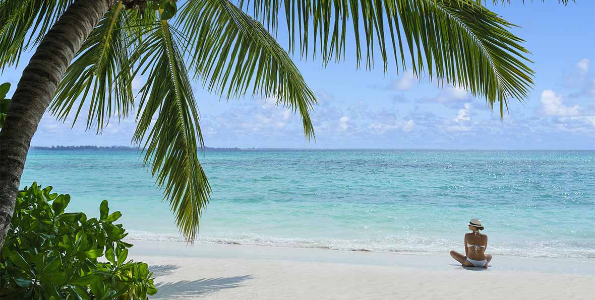 mujer en la playa en Shangri-La's Villingili