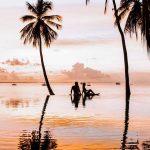 pareja en la piscina de Shangri-La's Villingili Maldivas