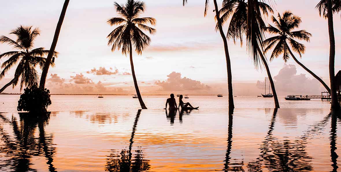 pareja en la piscina de Shangri-La's Villingili Maldivas