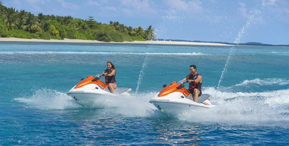 carrera de motos de agua en Shangri-La's Villingili Resort