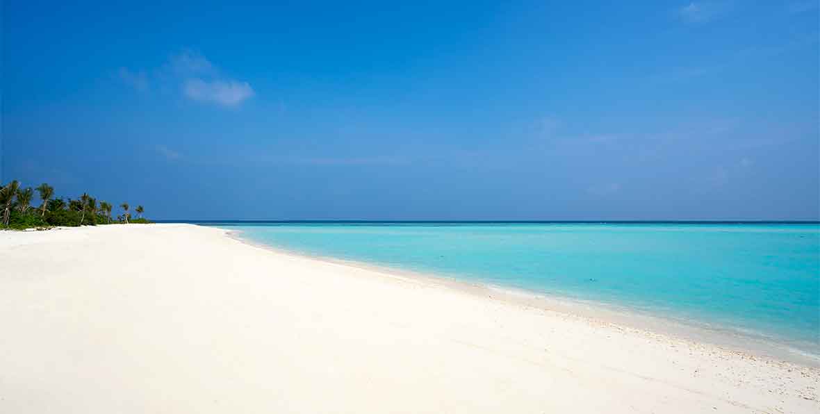 playa y laguna de Mövenpick Maldives