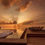 puesta de sol en la piscina de fushifaru maldives