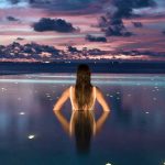 modelo en la infinity pool de noche en fushifaru maldives