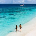 pareja pasea en la playa de Reethi Faaru Resort