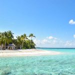 agua cristalina, playa y vegetacion en Reethi Faaru Resort