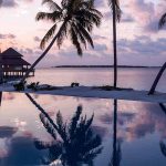 la piscina del Reethi Faaru Resort al atardecer