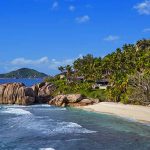 playa y rocas de granito en Six Senses Zil Pasyon