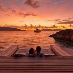 pareja mirando el atardecer en Six Senses Zil Pasyon