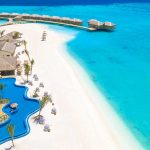 playa y piscina principal de You and Me Maldives