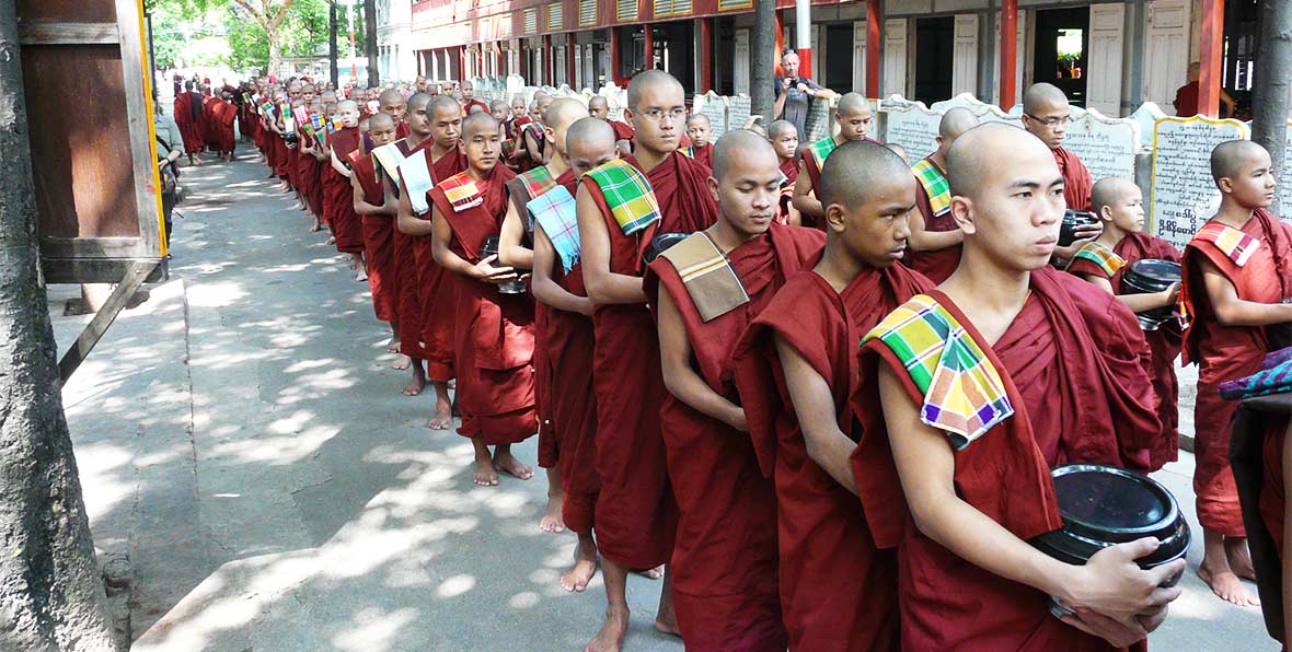 viajes a Myamar: monjes birmanos
