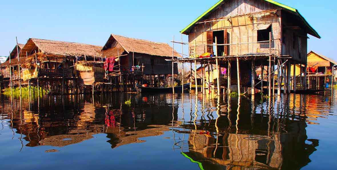 casa de madera sobre el agua en Birmania