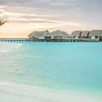 playa y villas al atardecer en Heritance Aarah Maldives