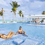 pareja en la piscina de Riu Atoll Maldives