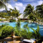 la piscina oasis de St. Regis Bora Bora Resort