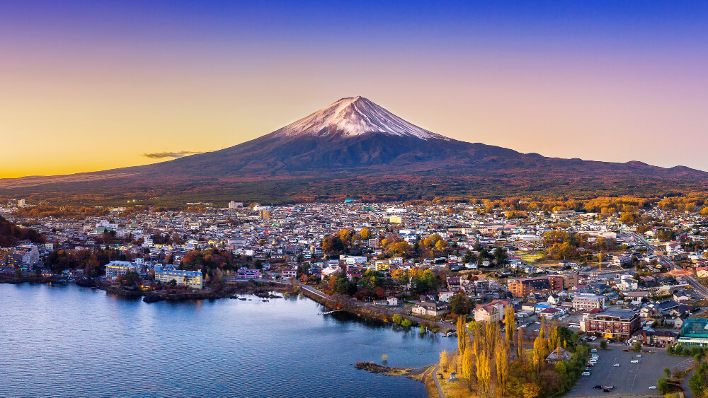 La montaña Fuji y el lago kawaguchiko al atardecer, estaciones de otoño la montaña Fuji en yamanachi en Japón