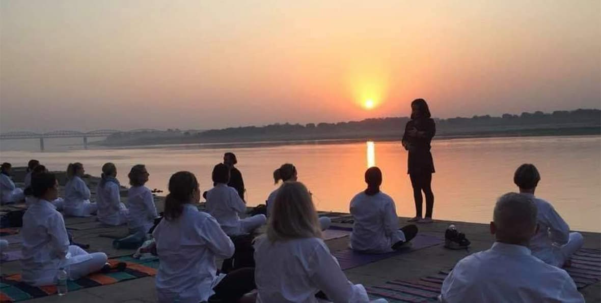 Viaje India Sesion Yoga Varanasi - arenastours.com -