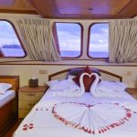 habitaciñon principal del Anastasia Luxury Yacht