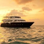 Anastasia Luxury Yacht al atardecer